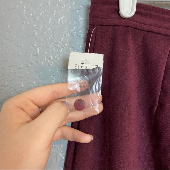 VAN HUESEN MAROON NTW SKIRT {14} - Picture 4 of 6